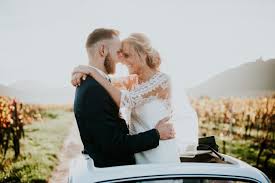 Spécialisée en cérémonie laïque, portraits de couples et familles dans la nature. Photographe Mariage Normandie Paul Le Brun Photographe