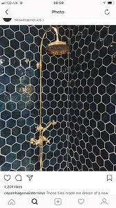 Dusche Messing Armatur Schwarze Fliesen Dunkelblaue Fliesen Sechseck Mosaik Hexagon Mosaik Fliesen Bad Bad Mosaik Badezimmer Mosaik