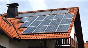 Am Haus Befinden Sich Beide Varianten Der Solaranlage Solarthermie Und Photovoltaik Solaranlage Thermische Solaranlage Solar