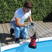 Alles Klar Mit Guter Pflege So Reinigen Sie Ihren Pool Pool Reinigen Schmutzwasserpumpe Poolreinigungs Tipps