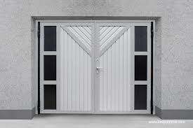 Garagentore Zweiflugelig Lindpointner Flugeltore Klassisch Landhausstil Fischgrat Weiss Grau Garagentor Zweiflugelig Garagentore Garagentor
