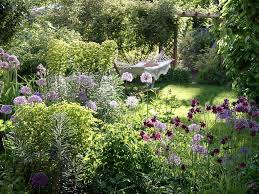 Wolfsmilch Vielfalt Fur Den Garten Gartenzauber Planning A Farm Garden A Cottage Garden Should Be Wel In 2020 Cottage Garten Design Gartenschilder Wolfsmilch