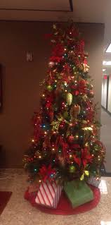 Multi Colored Light Christmas Tree With The Traditional Christmas Color Orn Christmas Tree With Coloured Lights Colorful Christmas Tree Christmas Tree Lighting