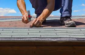 Dachpappe Richtig Verlegen Gartenhaus Dach Decken Dachpappe Neues Dach Oder Reparatur Gartenhaus Auf Feuchtigkeit Chec Roof Repair Roof Maintenance Reroofing