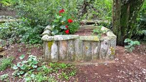 Alte Rustikal Aussehende Dachziegel Als Gartenbeet Verwenden Mit Blumen Und Anderen Gewachsten Bepflanzen Dachziegel Krauterspirale Bepflanzen Garten