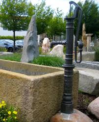 Steinbrunnen Mit Handpumpe Brunnencenter Allgau Steinbrunnen Brunnen Gartenbrunnen
