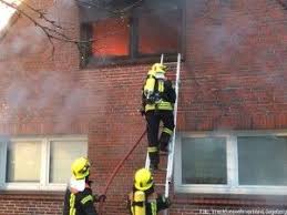 Dach Muss Nach Brand Komplett Durch Die Feuerwehr Abgedeckt Werden Feuerwehrleben De Feuerwehr Abdecken Dach