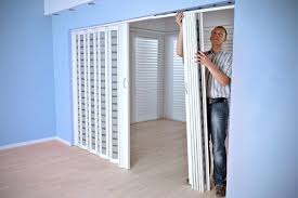 Falttur Einbauen Mit Der Anleitung Von Hornbach Schritt Fur Schritt Mit Material Werkzeugliste Jetzt Informieren Losle Innenturen Wohnzimmer Raumteiler