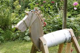 Blog An Holzpferd Garten Birkenstamm Spiele Im Garten
