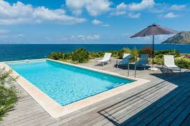 In Der Bucht Von Alcudia Im Norden Mallorcas Liegt Das Ferienhaus Perla Das Luxuriose Ferienhaus Befind Ferienhaus Mallorca Finca Urlaub Mallorca Ferienhaus