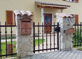 Mediterrane Zaunpfeiler Zum Mediterranen Haus Und Garten Sollte Auch Die Zaungestaltung Passen Und Eine Einheit Bilden Pa Zaun Gartenmauern Mediterrane Hauser