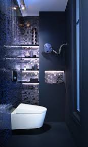 Elegantes Dunkleblaues Bad Mit Glanzenden Mosaikfliesen Bad Inspiration Dunkelblaues Badezimmer Bad Mosaik