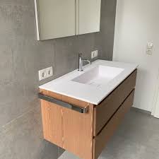 Wieder Mal Ein Sehr Schones Ergebnis Betonoptik Fliesen Im Format 75x75 Cm Kombiniert Im Duschbereich Mit Holzoptik Flie Vanity Bathroom Vanity Single Vanity