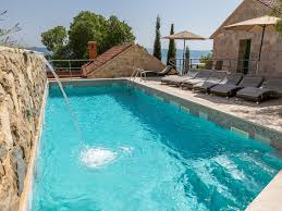 Drei Steinvillen Mit Je 2 Schlafzimmern Pool Terrasse Fur Max 14 Personen 380 Durchschnitt Nacht Borak Ausstattung Gehoren In 2020 Villa Pool Ferienwohnung