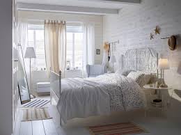 Arredare una camera da letto in pieno stile shabby chic può garantire alla zona notte un'atmosfera inguaribilmente romantica e ultra accogliente, come pochi altri filoni stilistici d'interior possono fare. Camera Shabby Chic Dal Letto Allo Specchio Cose Di Casa