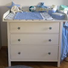 Diese Ikea Hemnes Kommode Wurde Zum Wickeltisch Umfunktioniert Und Mit Grauen Stern Mobelknopfen Pa Wickeltisch Ikea Wickelkommode Ikea Hemnes Wickelkommode