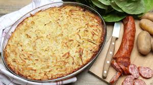 Heute Spielen Wurst Und Kartoffeln Die Hauptrolle Der Deftige Kartoffelauflauf Ist In Der Gemutlichen Und Einfache Mettwurst Kopfsalat Rezept Kartoffelauflauf