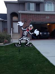 21 Disney Halloween Decorations For Kid S Spacial Disney Halloween Decorations Halloween Yard Art Disney Halloween Parties