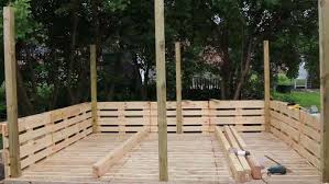 Diy Anleitung Mit Video So Baut Ihr Eine Terrasse Aus Paletten In 2020 Terrasse Aus Paletten Paletten Bauen Mit Paletten