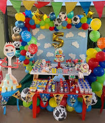 How To Decorate A Toy Story 4 Party Eventofy Magazine Communaute Evenements Toy Story Invitations Toy Story Birthday Party Toy Story Party Decorations