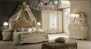 Tante idee e suggerimenti su come arredare la camera da letto in stile veneziano, tendenza molto vicina al genere classico e romantico, fatta di intarsi e decorazioni. 10 Ottime Idee Su Stile Veneziano Mobili Di Lusso Arredamento Stile