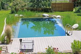 Schwimmteich Mit Liegeflache Aus Wpc Dielen Sie Sehen Eine Referenz Der Rauch Garten Und Landschaftsbau Gbr Schwimmteich Naturschwimmbecken Gartenpools