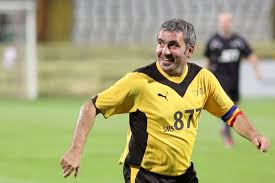 Kelime ve terimleri çevir ve farklı aksanlarda sesli dinleme. Gheorghe Hagi Maradona Of The Carpathians Football Makes History