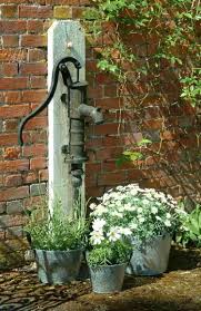 Romantische Garten Deko Mit Einer Schwengelpumpe Garten Gestalten Romantische Garten Garten Deko