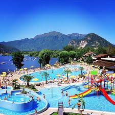 Diese Traumaussicht Habt Ihr Vom Pool Des Camping Isolino Am Lagomaggiore Vacansoleil Premiumcamping Familienurlaubsziele Urlaub Campingplatz Italien