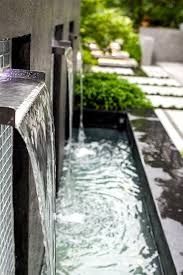 Gartenidee Wasserspiele Fur Kleine Garten Wasserspiel Garten Wasser Im Garten Garten Ideen