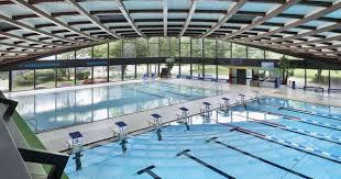 Das Badezentrum Sindelfingen Bietet Das Einzige Uberdachte 50m Sportschwimmbecken Sowie Das Grosste Freibad Fur Naturnahe Erholung In Hallenbad Freibad Erholung