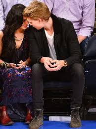 Vanessa Hudgens And Austin Butler Love Pda Cute Vanessa Hudgens And Austin Butler Austin Butler Vanessa And Austin