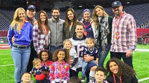 In addition to tom, they have three daughters named julie, maureen and nancy. Kevin Youkilis Sneaks In Tom Brady Family Photo Sports Illustrated