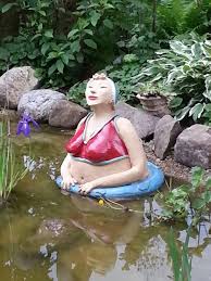 Badedame Im Gartenparadies Michaela Theis Gartenkunstlerin Mehr Auf Gartenparadies Gartenskulptur Gartenfiguren