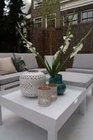 Tolle Deko Ideen Fur Die Terrasse Oder Den Balkon Lounge Und Beistelltisch In Der Trendfarbe Weiss Mit Unterschiedlichen Windlic Lounge Tisch Deko Ideen Lounge