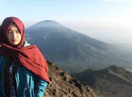 Objek wisata kekinian, terbaru & terhits dikunjungi wisatawan. 5 Pendaki Cantik Indonesia Berhijab Cantiknya Bikin Adem Janganlupabahagia Com