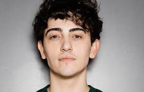 L'inedito assegnatogli nel talent, la vita e la felicità, è stato scritto da zibba. Michele Bravi Dopo L Incidente Non Vedo Piu Niente Come Prima Rolling Stone Italia