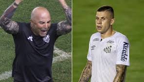 Jorge luis sampaoli moya (casilda, santa fe, 13 de marzo de 1960) es un exfutbolista argentino y fue director técnico de la selección de fútbol argentina desde 2017 hasta 2018. Desafetos Jogador Do Santos Provoca Sampaoli Apos Triunfo O Bem Venceu O Mal Jovem Pan