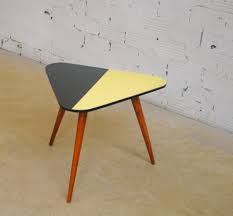Cette table est faite de bois composite, sa capacité de charge est de 50 kg.matériaux: Table Basse Vintage Formica Jauen Noir Hetre Trepied Annees 50 Trepied Marque Stella
