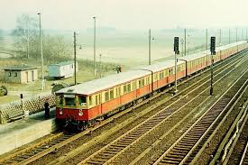 Am 16 Maerz 1980 Ein S Bahnzug Der Br 275 Nach Oranienburg Auf Dem Noerdlichen Berliner Aussenring In Schoenfliess Bahn Berlin S Bahn Strassenbahn