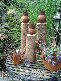 Tolle Gartendeko Konig Auf Baumstamm Holz Eisen Rost 2 Grossen Eisendeko Garten Deko Gartenfiguren Baumstamm Garten