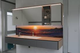 Badezimmer Ideen Waschtischunterschrank Mit Eingelassenem Waschbecken Daruber Der Hangeschrank Mit Spiegelfronten Offenem Re Bad Bad Einrichten Glasruckwand