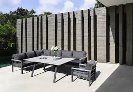 Grau Modern Und Gemutlich Gartenlounge Mit Tisch Leben Unter Freiem Himmel Garten Lounge Gartenmobel