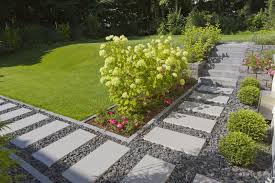Hortensien Am Wegesrand Sehen Hier Toll Aus Die Betonplatten Verlegt In Kiesschuttung Garten Ideen Gestaltung Vorgarten Garten Landschaftsbau Garten Terrasse