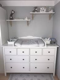 Gemutlicher Wickelplatz Wickelaufsatz Fur Die Ikea Hemnes Kommode Vielen Dank Fur Das Bild Einer Sehr Zufr Ikea Babyzimmer Wickelaufsatz Babyzimmer Design