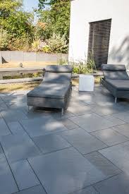 Tolle Terrassengestaltung Mit Grauen Platten Die In Verschiedenen Format Verlegt Sind Das Schenkt Terrassengestaltung Terassenentwurf Moderne Gartenentwurfe