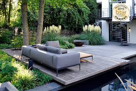 Schwebender Sitzplatz Am Wasser Moderner Garten Von Terramanus Landschaftsarchitektur Landschaftsarchitektur Gartenarchitektur Moderne Gartenentwurfe