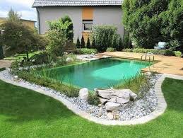 Naturpool Mit Eckigem Steg Garten Gartenlounge Gartenpaletten Sitzeckegarten Natural Swimming Pools Natural Pool Pool Houses