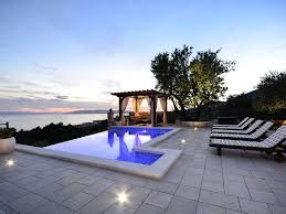 Top Lage Alleinstehendes Ferienhaus Mit Infinity Pool Terrasse Und Meerblick Buchen Sie Alleinste Ferienhaus Ferienhaus Kroatien Am Meer Ferienhaus Kroatien