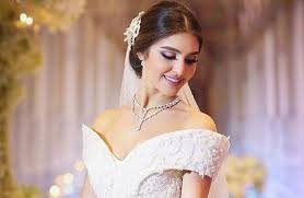 Louer sa robe de mariée peut être une bonne solution pour les futures mariées qui ont un petit budget. Liban Elle Epouse Un Joaillier Et Il Recouvre Sa Robe De Diamants